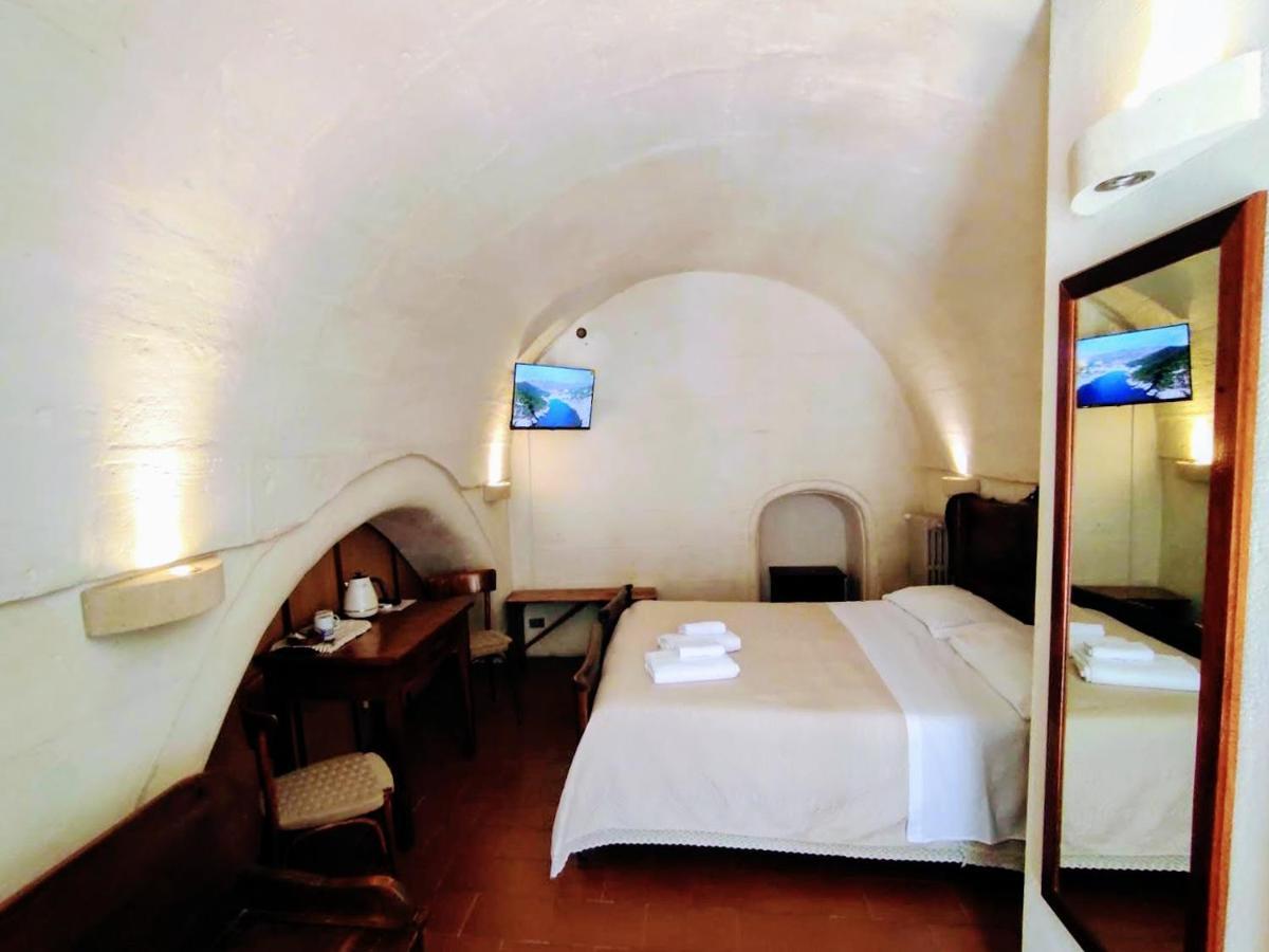 מטרה Cave Rooms Sassi מראה חיצוני תמונה